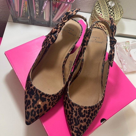 Betsey Johnson Leopard Pointed Toe Cylinder Heel - Picture 4 of 5
